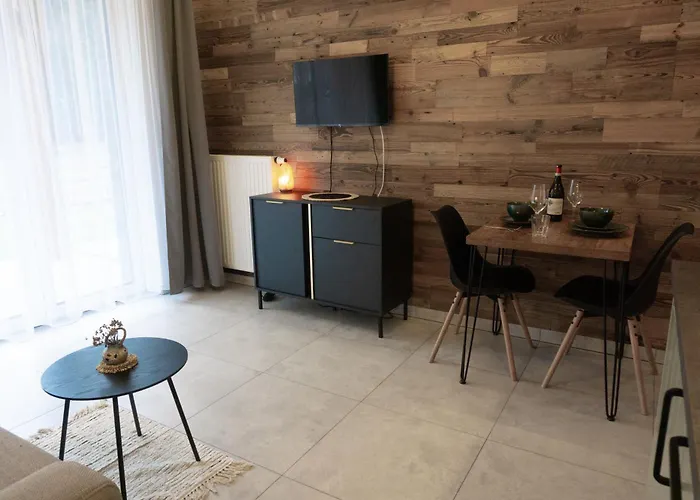 Widok Na Las, Pod Reglami Studio